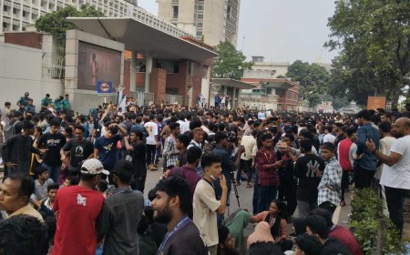 শিক্ষা উপদেষ্টা ও সচিবের পদত্যাগ দাবিতে শিক্ষার্থীদের বিক্ষোভ