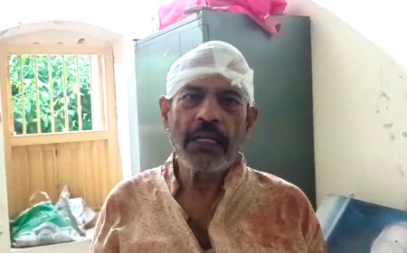 পাবনায় প্রকাশ্য দিবালোকে নিজ বাড়িতে প্রবীণ অধ্যাপককে কোপালো দুর্বৃত্তরা