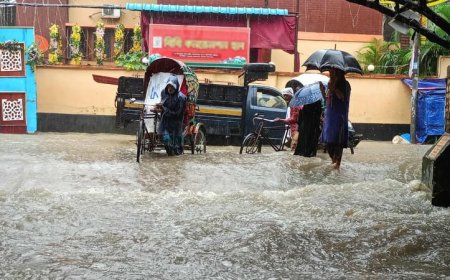 ভারী বর্ষণে চট্টগ্রামে সড়কে পানি, চরম দুর্ভোগে কর্মস্থলগামী লোকজন