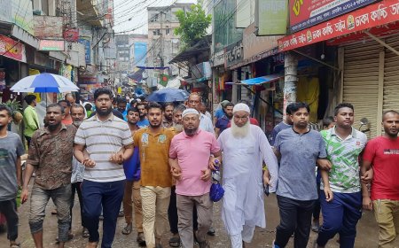 পাবনায় নির্বাহী ম্যাজিস্ট্রেট কর্তৃক ব্যবসায়ীদের হয়রানী ও জরিমানার প্রতিবাদে বিক্ষোভ