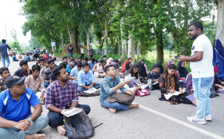 স্থায়ী ক্যাম্পাসের দাবিতে সড়ক আটকে চলছে রবীন্দ্র বিশ্ববিদ্যালয়ের ক্লাস