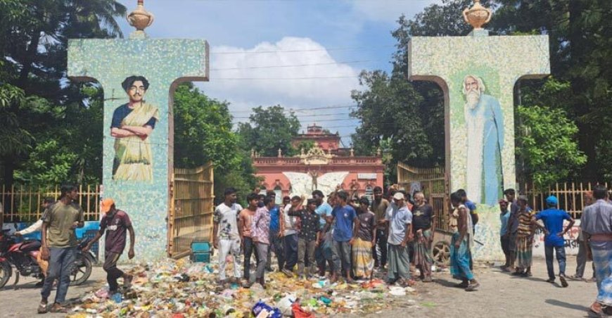কুষ্টিয়ায় পৌরসভার ময়লা ফেলে কর্মবিরতি