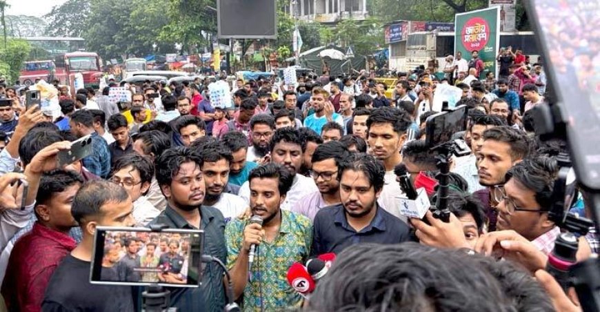 গোপালগঞ্জে হামলার প্রতিবাদে শাহবাগে ব্লকেড