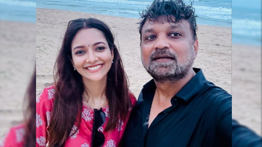 সাগরপাড়ে তরুণীর সঙ্গে সৃজিতের সেলফি মুহূর্তেই ভাইরাল