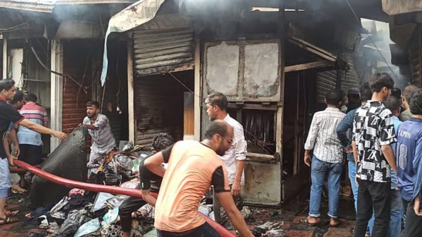 নারায়ণগঞ্জে হকার্স মার্কেটে আগুন, ৩০ দোকান পুড়ে ছাই