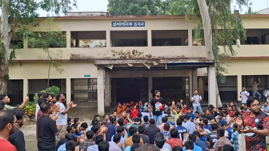 ৮ দফা দাবিতে পাবনা টেক্সটাইল ইঞ্জিনিয়ারিং কলেজে তালা ঝুলিয়ে শিক্ষার্থীদের ধর্মঘট