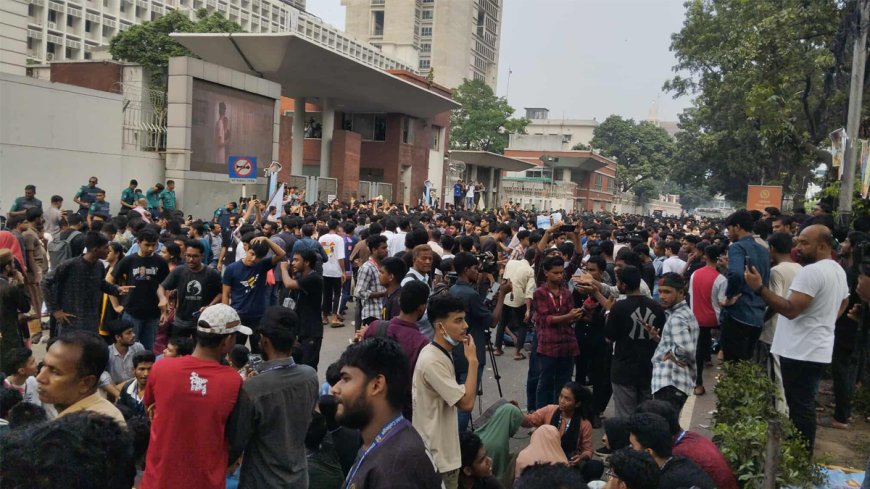 শিক্ষা উপদেষ্টা ও সচিবের পদত্যাগ দাবিতে শিক্ষার্থীদের বিক্ষোভ