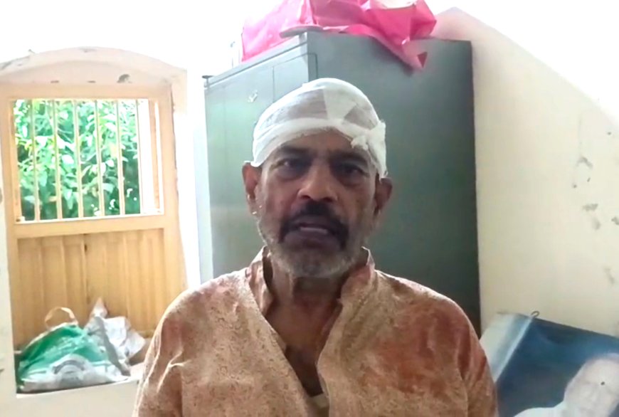 পাবনায় প্রকাশ্য দিবালোকে নিজ বাড়িতে প্রবীণ অধ্যাপককে কোপালো দুর্বৃত্তরা