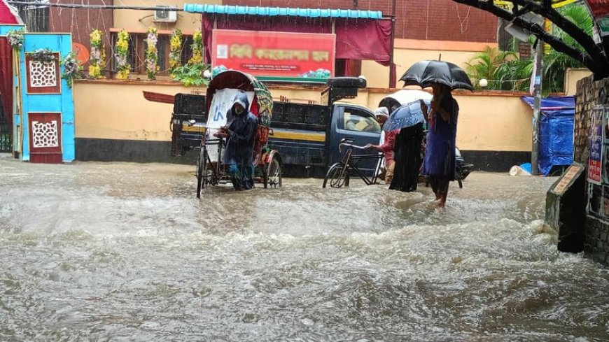 ভারী বর্ষণে চট্টগ্রামে সড়কে পানি, চরম দুর্ভোগে কর্মস্থলগামী লোকজন