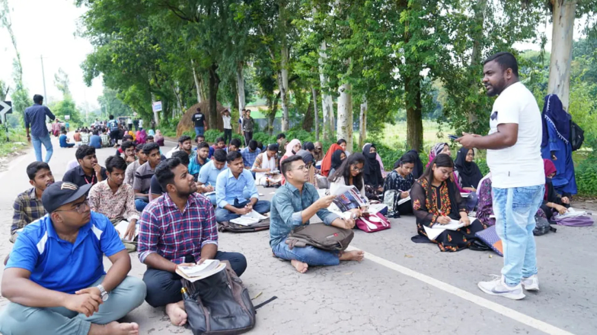 স্থায়ী ক্যাম্পাসের দাবিতে সড়ক আটকে চলছে রবীন্দ্র বিশ্ববিদ্যালয়ের ক্লাস