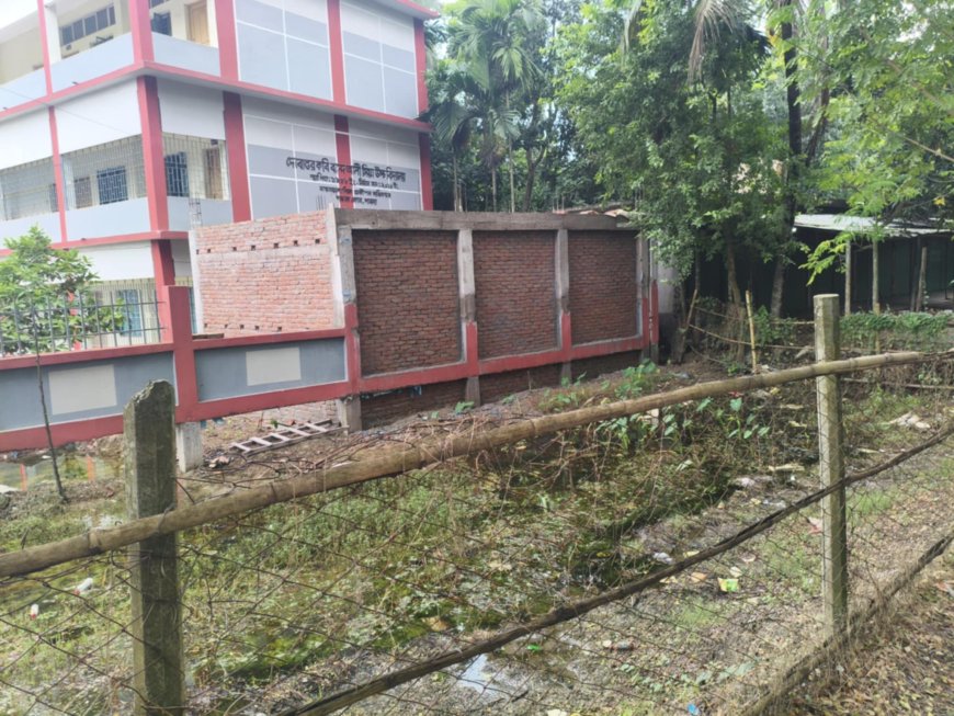 গণমাধ্যমে সংবাদ প্রকাশের পর সীমানা প্রাচীর পুনর্নির্মাণ করল প্রধান শিক্ষক!