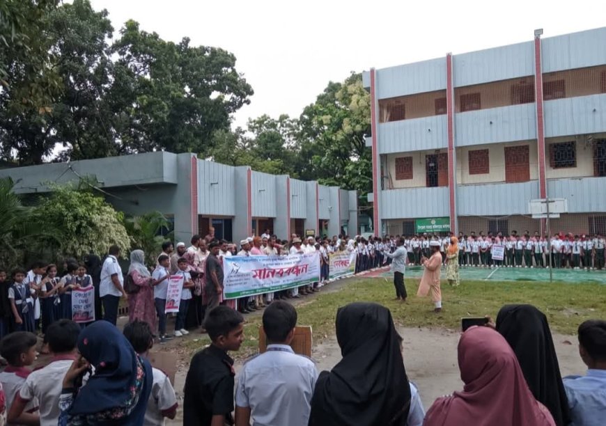 বৃত্তি পরীক্ষায় কিন্ডারগার্টেন শিক্ষার্থীদের অংশগ্রহণের দাবিতে উল্লাপাড়ায় মানববন্ধন