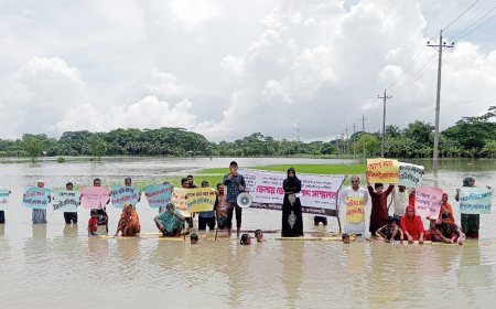 কলাগাছের ভেলায় ভেসে বানভাসীদের অভিনব প্রতিবাদ