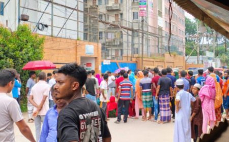 আশুলিয়ায় বকেয়া বেতনের দাবীতে আঞ্চলিক সড়ক অবরোধ