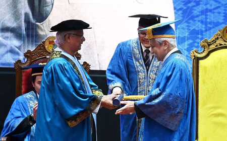 মালয়েশিয়ায় সম্মানসূচক ডক্টরেট ডিগ্রি পেলেন অধ্যাপক ইউনূস