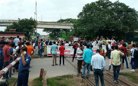 রবীন্দ্র বিশ্ববিদ্যালয় স্থায়ী ক্যাম্পাস নির্মাণের দাবিতে রেলপথ অবরোধ, ট্রেন চলাচল বন্ধ