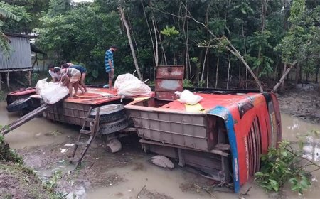 বাউফলে নিয়ন্ত্রণ হারিয়ে যাত্রীবাহী বাস পুকুরে, আহত ১০