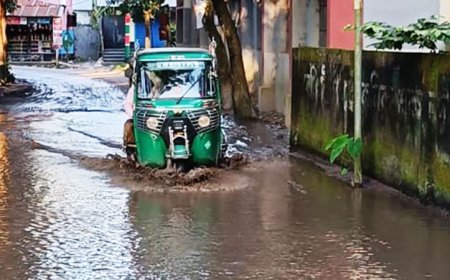 সামান্য বৃষ্টিতেই হাঁটু পানি, চরম দুর্ভোগে শিক্ষার্থী ও স্থানীয়রা