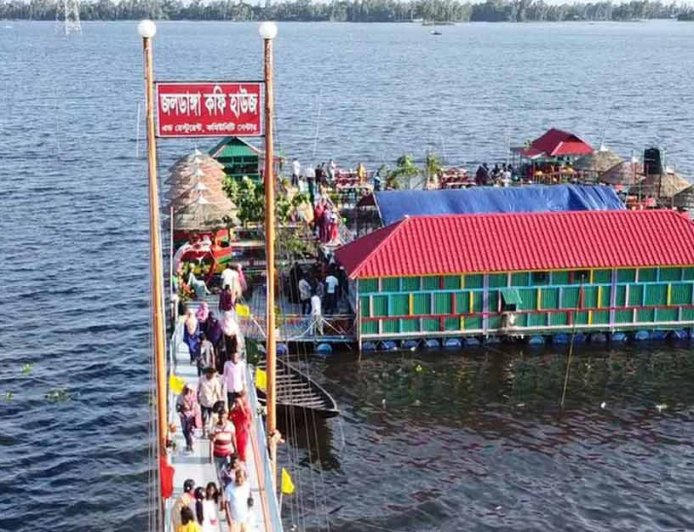 দিন দিন জনপ্রিয় হয়ে উঠছে উল্লাপাড়ার ভাসমান কফি হাউজ