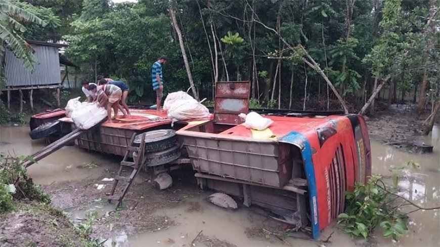 বাউফলে নিয়ন্ত্রণ হারিয়ে যাত্রীবাহী বাস পুকুরে, আহত ১০