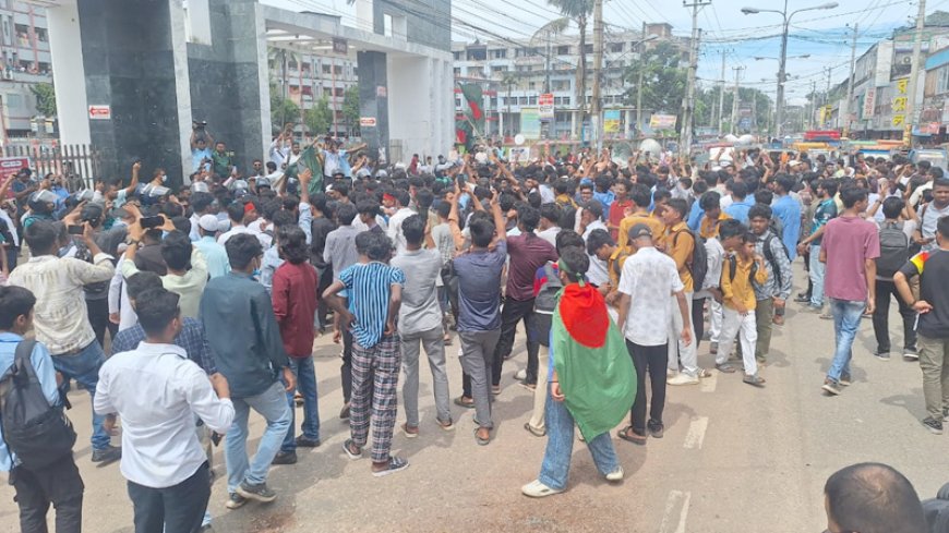 বরিশালে স্বাস্থ্যসেবা সংস্কার আন্দোলনে হামলার ঘটনায় শিক্ষার্থীদের বিক্ষোভ