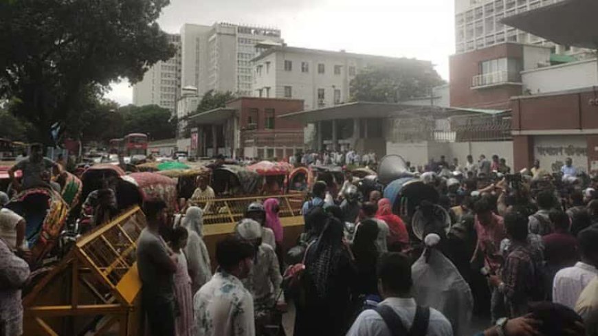 ২৪ ঘণ্টার মধ্যে এসআই সাজ্জাদুরকে গ্রেপ্তারে জুলাই শহিদ পরিবার ও আহতদের আল্টিমেটাম