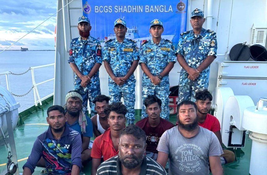 সমুদ্রে ভাসতে থাকা ৮ জেলেকে জীবিত উদ্ধার করেছে কোস্টগার্ড
