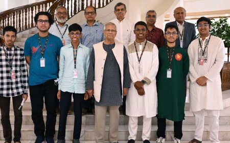 প্রধান উপদেষ্টার সঙ্গে সাক্ষাৎ করেছেন অলিম্পিয়াডে পদকজয়ী ছয় শিক্ষার্থী