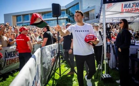 ট্রাম্পের সহযোগী চার্লি কার্ককে বিশ্ববিদ্যালয় ক্যাম্পাসে গুলি করে হত্যা