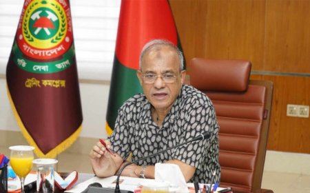 দুর্গাপূজা ঘিরে মিথ্যা সংবাদ ছড়াচ্ছে পার্শ্ববর্তী দেশ : স্বরাষ্ট্র উপদেষ্টা