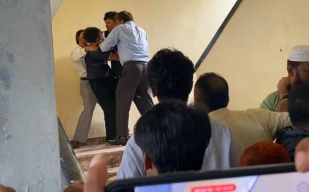 রাবিতে শিক্ষক-শিক্ষার্থীদের ধাক্কাধাক্কি, উপ-উপাচার্য ও প্রক্টর অবরুদ্ধ