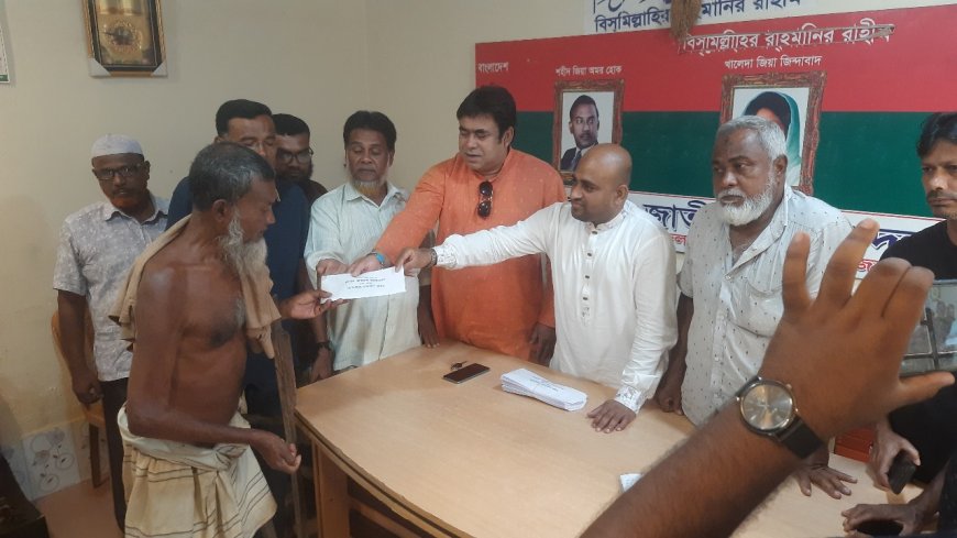 পুঠিয়ায় অসহায় ও হিন্দু সম্প্রদায়ের মাঝে তারেক রহমানের পক্ষ থেকে নগদ অনুদান বিতরণ