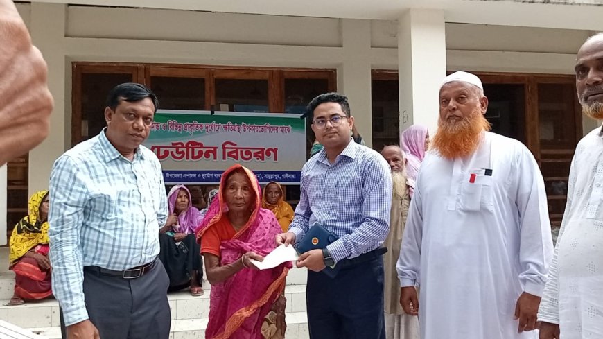 সাদুল্লাপুরে অসহায় ও দুঃস্থ পরিবারের মাঝে ঢেউটিন ও নগদ অর্থ বিতরণ