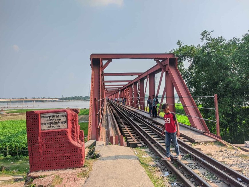 মেয়াদ উত্তীর্ণ তিস্তা রেল সেতুটি এখন ঝুঁকিপূর্ণ দেখার কেউ নেই