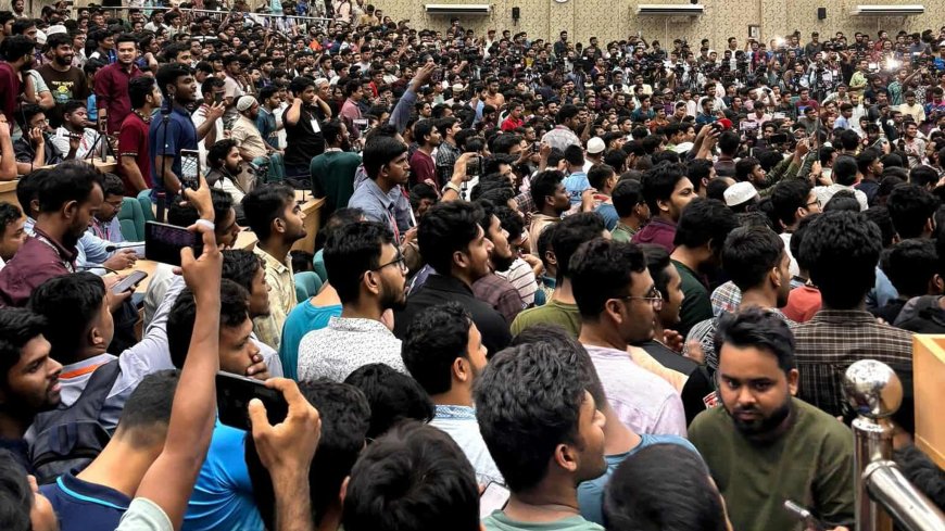 ডাকসু নির্বাচন: ফলাফলের অপেক্ষা, কানায় কানায় পূর্ণ সিনেট ভবন