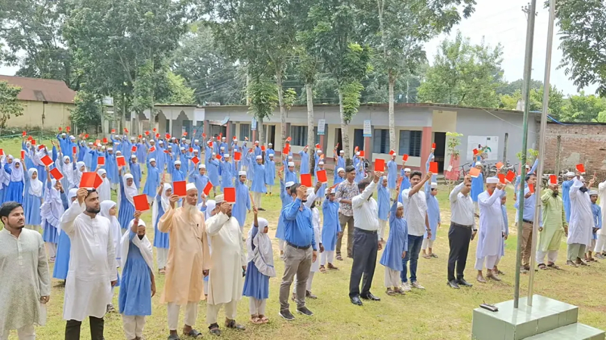 দুর্গাপুরে বাল্যবিয়ে ও মাদকের বিরুদ্ধে শিক্ষার্থীদের লাল কার্ড