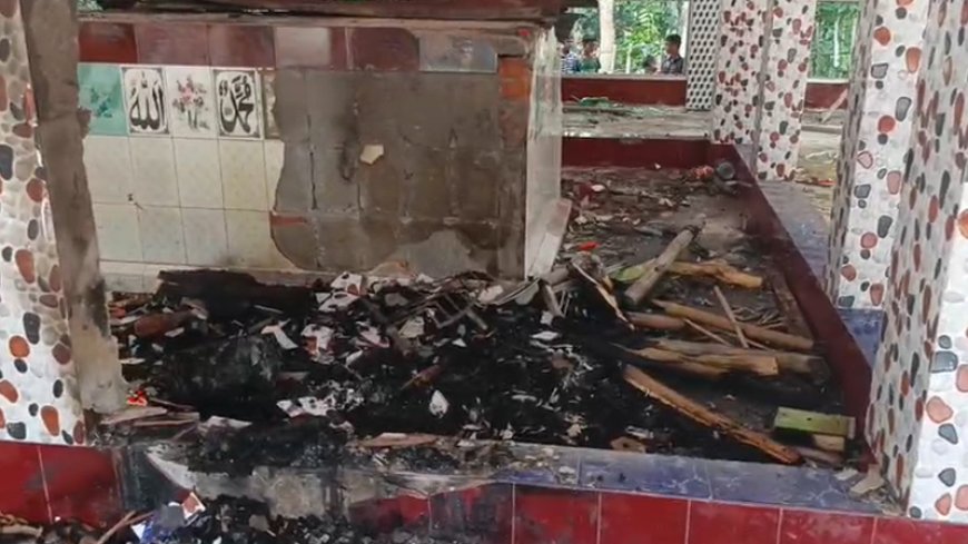 কুমিল্লায় মাইকে ঘোষণা দিয়ে ৪ মাজারে হামলা-ভাঙচুর, অগ্নিসংযোগ