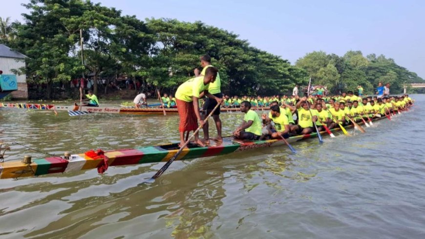কাশিয়ানীর কুমার নদে দৃষ্টিনন্দন নৌকাবাইচ, হাজারো মানুষের ঢল