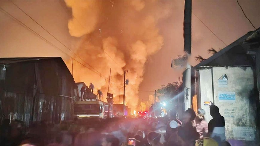 গাজীপুরে তিন ঘণ্টা পর ঝুট গোডাউনের আগুন নিয়ন্ত্রণে