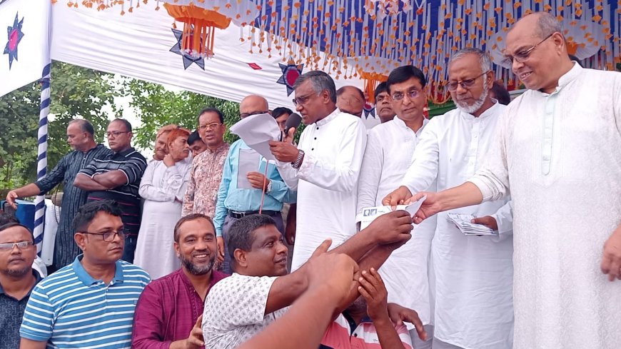 শারর্দীয় দুর্গাপূজা উপলক্ষে কালিয়াকৈরে বিএনপির আর্থিক সহযোগিতা প্রদাণ