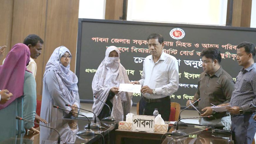 পাবনায় সড়ক দুর্ঘটনায় হতাহত ১৯ পরিবারকে আর্থিক সহায়তা