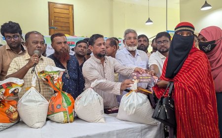 তারেক রহমানের পক্ষ থেকে মোংলায় খাদ্যসামগ্রী ও নগদ অর্থ বিতরণ