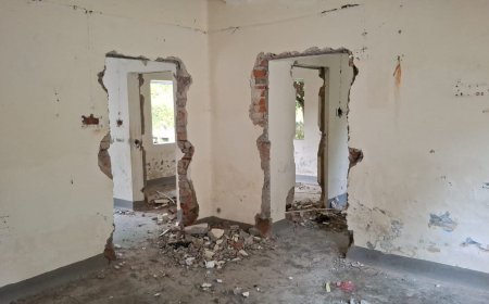 গণপূর্তের দরজা-জানালা ভেঙে নেওয়ার অভিযোগ উপ-সহকারী প্রকৌশলীর বিরুদ্ধে