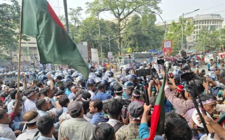পুলিশের ব্যারিকেড ভেঙে এমপিওভুক্ত শিক্ষকদের শাহবাগ অবরোধ, যান চলাচল বন্ধ