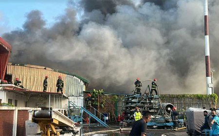 শাহজালাল বিমানবন্দরের আগুন নিয়ন্ত্রণে ফায়ার সার্ভিসের ৩৬ ইউনিট