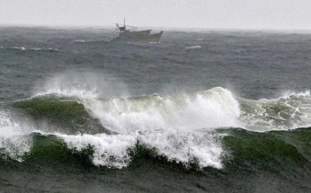 ভারতের উপকূলে আঘাত হেনেছে প্রবল ঘূর্ণিঝড় ‘মন্থা’