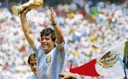 'ফুটবল জাদুকর' ম্যারাডোনার জন্মদিন আজ