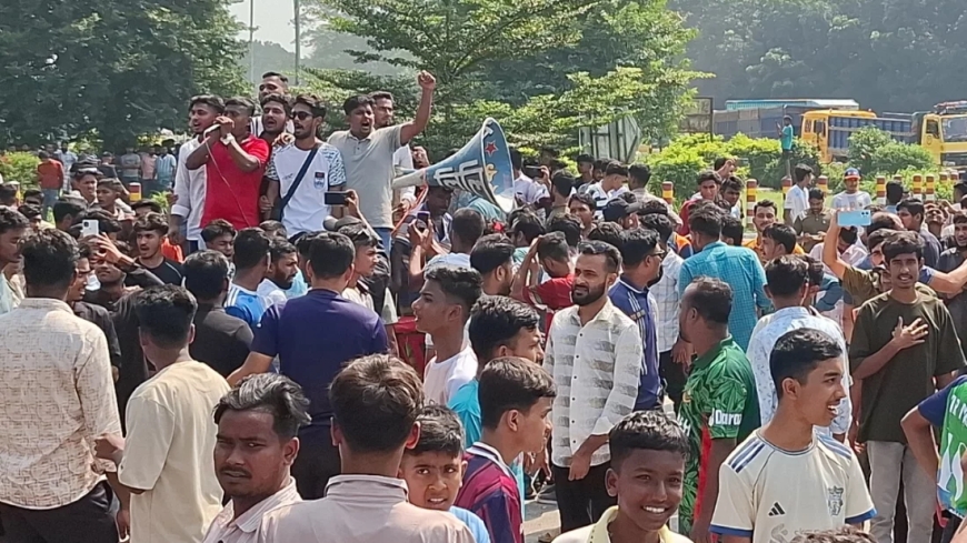 টাঙ্গাইলকে ঢাকা বিভাগেই রাখার দাবিতে যমুনা সেতু মহাসড়ক অবরোধ