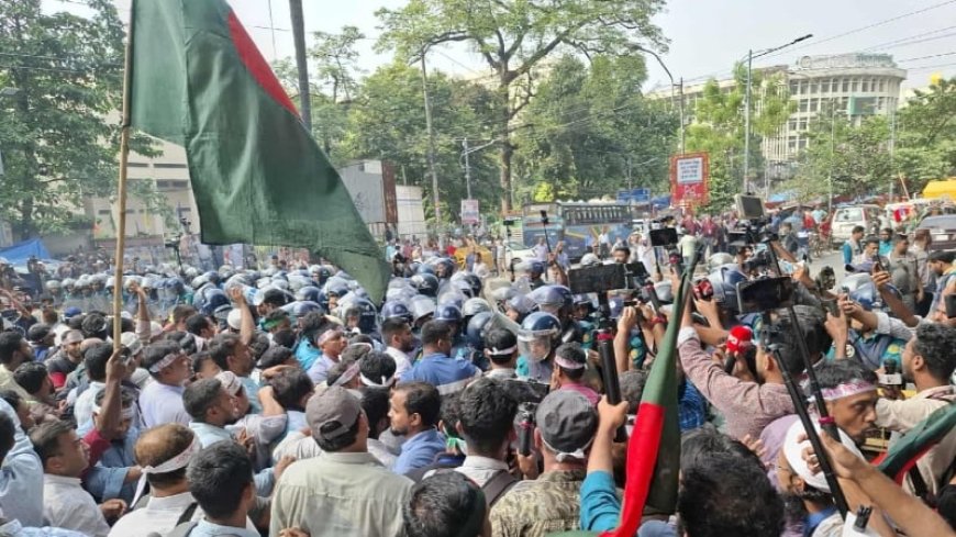 পুলিশের ব্যারিকেড ভেঙে এমপিওভুক্ত শিক্ষকদের শাহবাগ অবরোধ, যান চলাচল বন্ধ