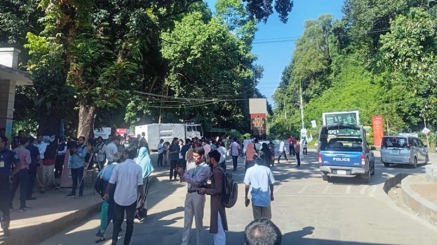 চাকসু নির্বাচনে আইডি কার্ড বিড়ম্বনায় শিক্ষার্থীরা, অনেকের ভোট দেওয়া অনিশ্চিত